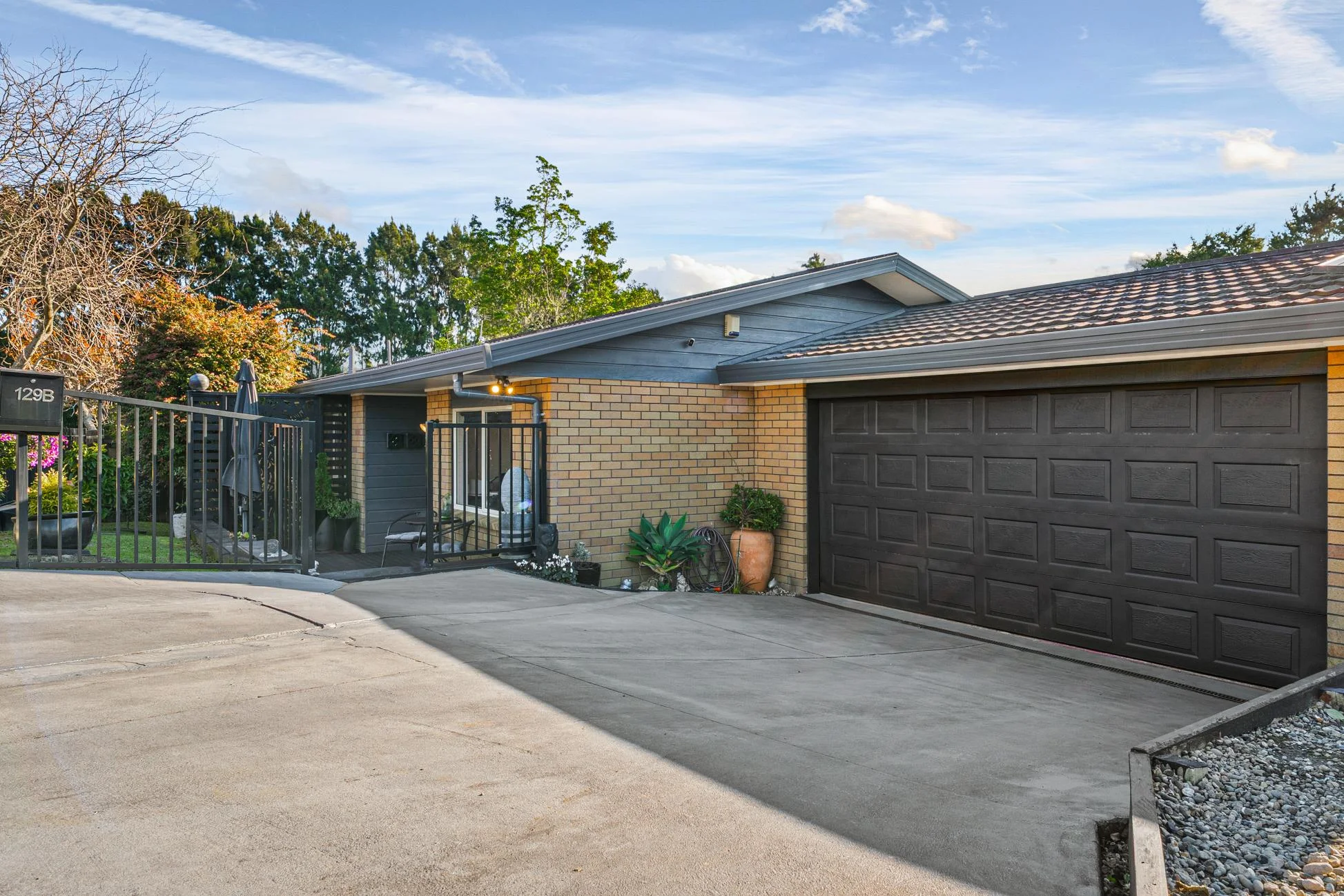 Glen Eden 3部屋 Single-Level Brick Home with Peaceful Bush Views
