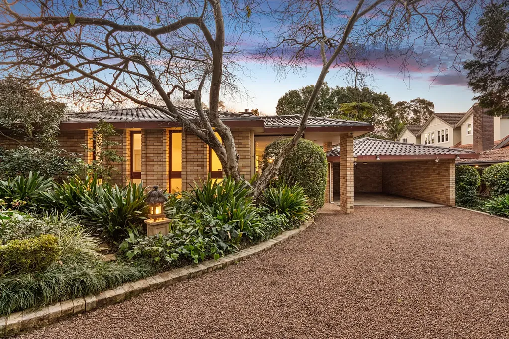 Cheltenham 5房 令人惊叹的世纪中期设计，坐落于成熟花园之中 Striking Mid-Century Design In Established Garden Setting