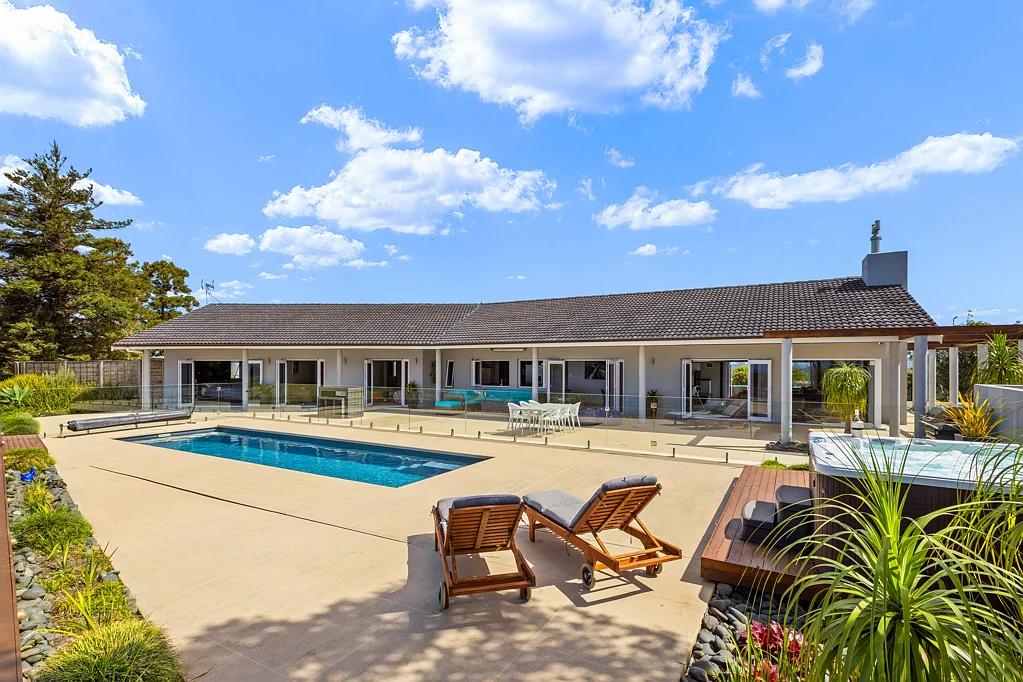 Mahurangi West 4 Slaapkamer Solid Masonry, Sea Views + Space – Must Be Sold!