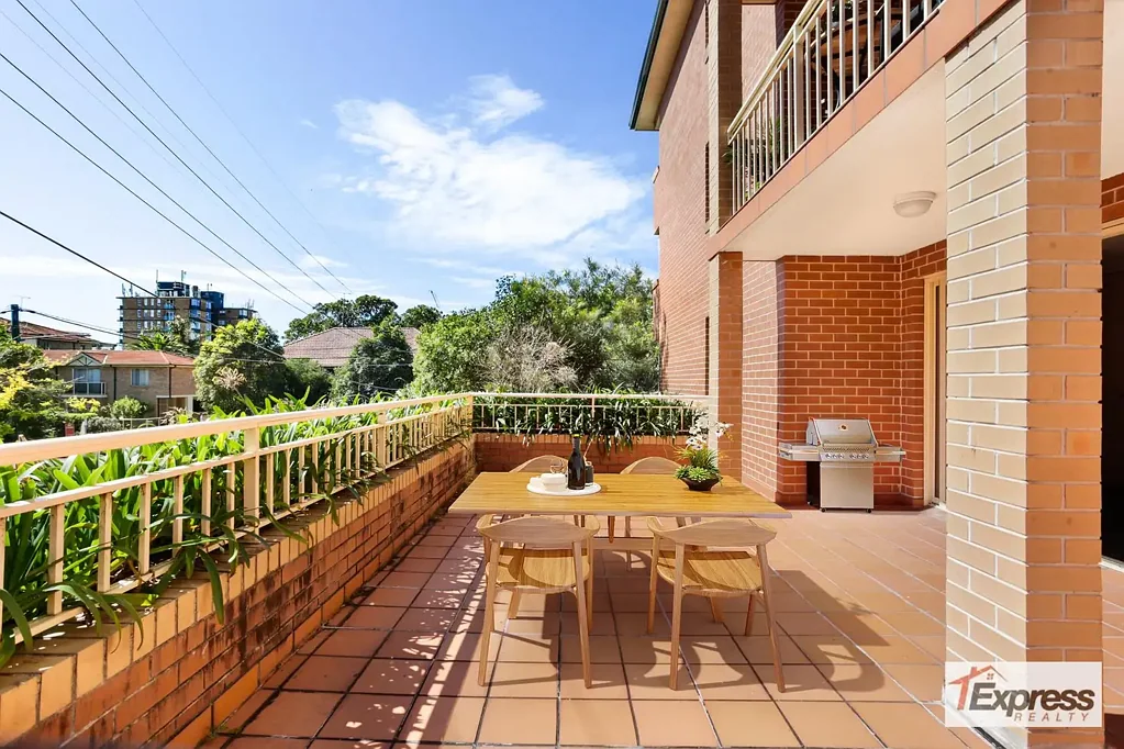 SPACIOUS THREE BEDROOM APARTMENT WITH LOCKUP GARAGE & LARGE OUTDOOR TERRACE