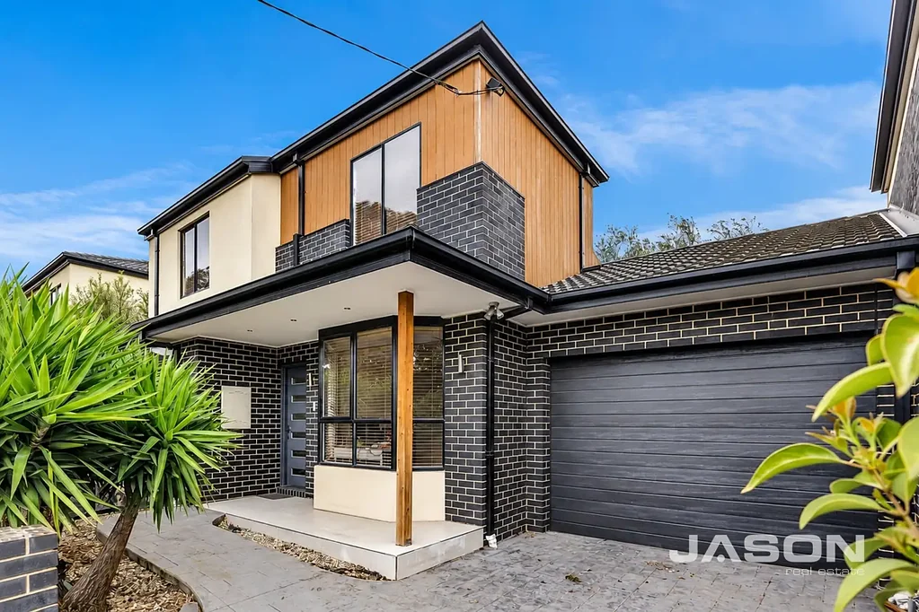 GORGEOUS TOWNHOUSE IN HEART OF TULLAMARINE