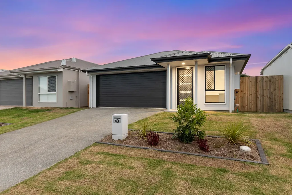 Private Ensuited Room in Logan Reserve