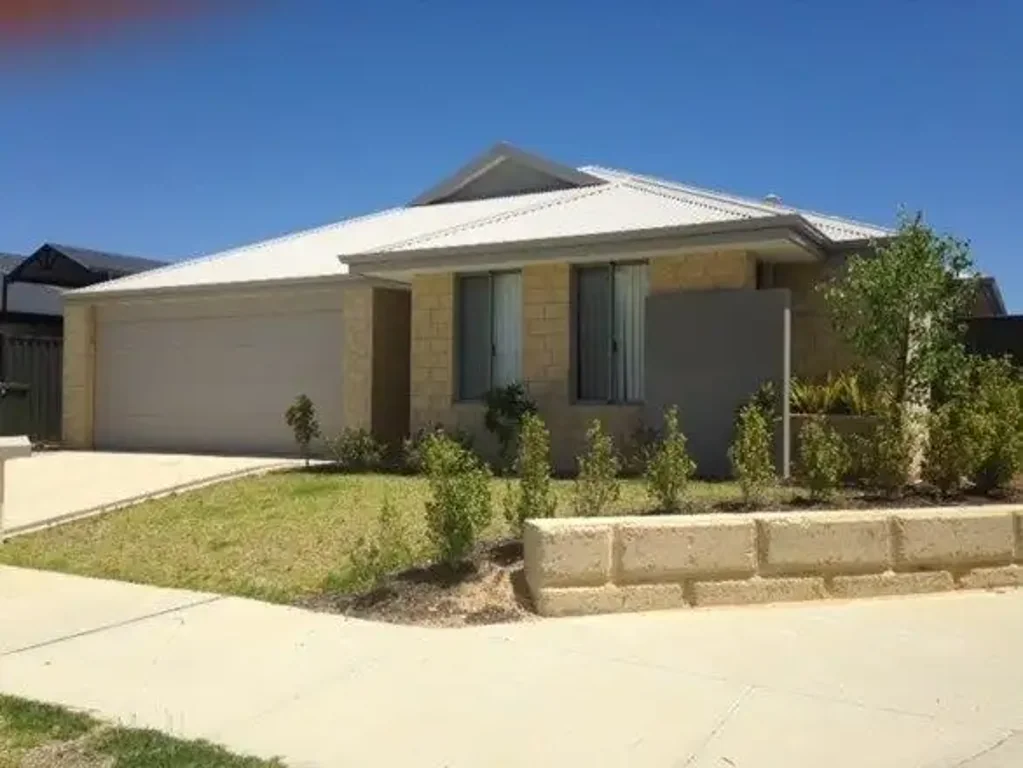 Welcome to Your Spacious 4x2 Home in Aveley!