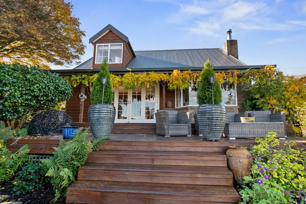 Watlington 3部屋 Style Beyond the White Picket Fence!