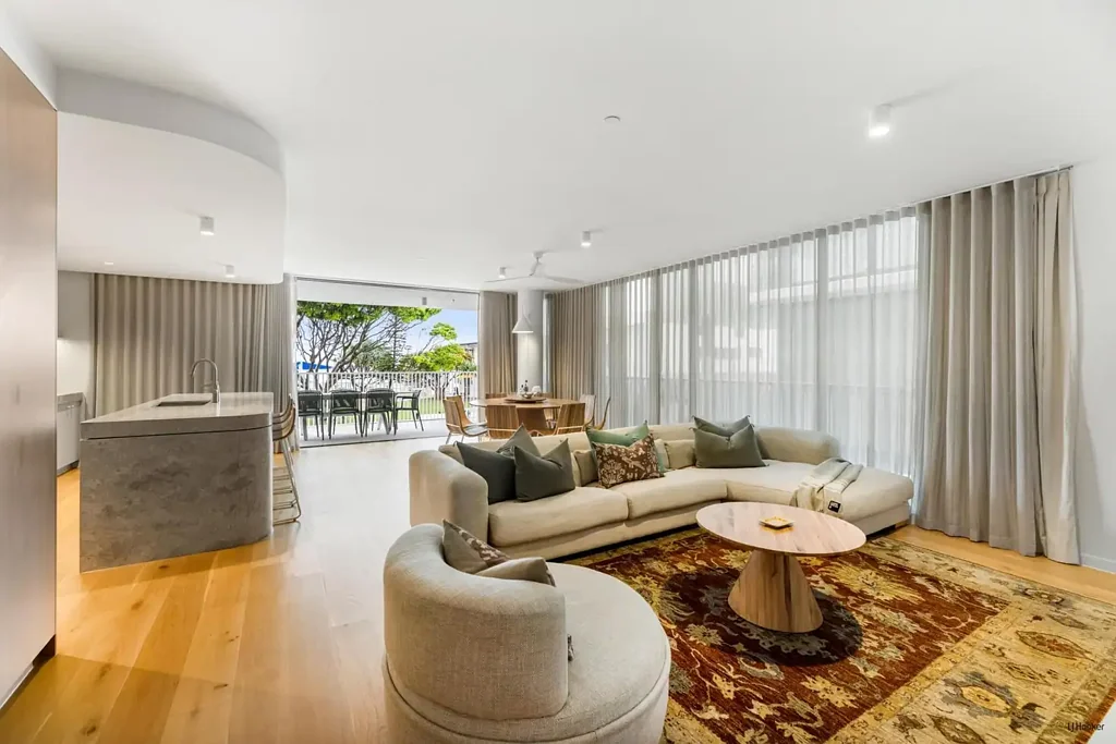 Tugun 4房  Beachfront Luxury with House-Like Proportions in Tightly held 'Lusso' in Blue-Ch