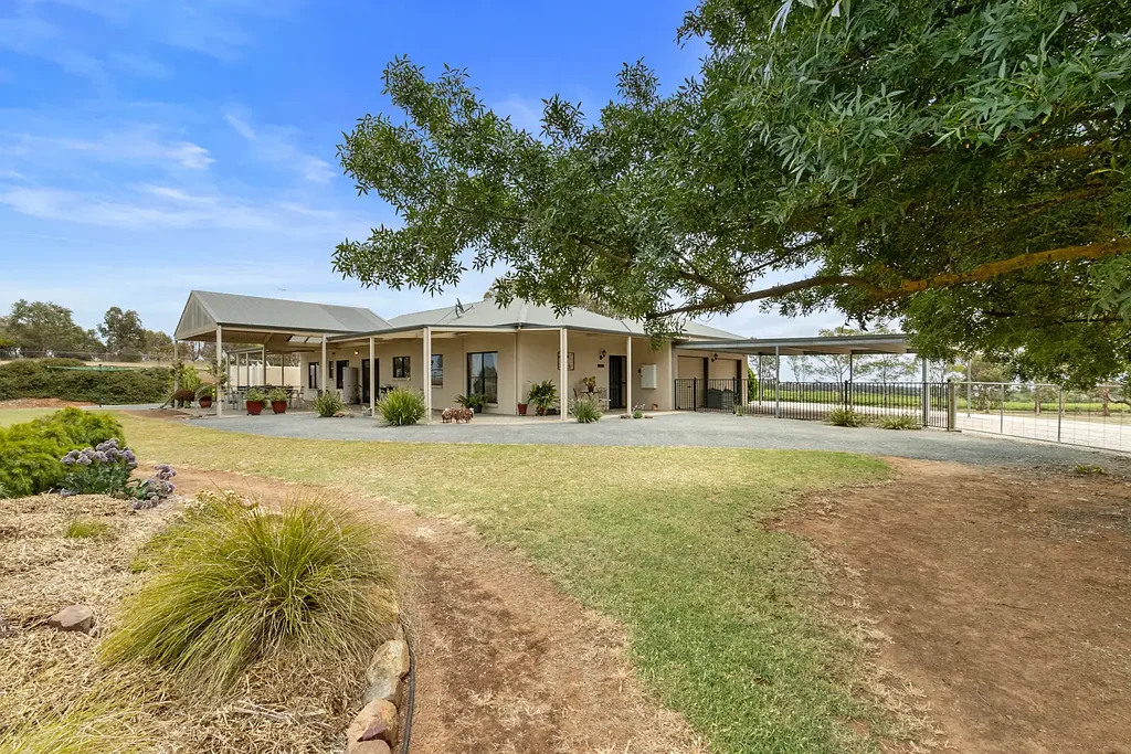 24 Moccundunda Road, Clare, SA 5453