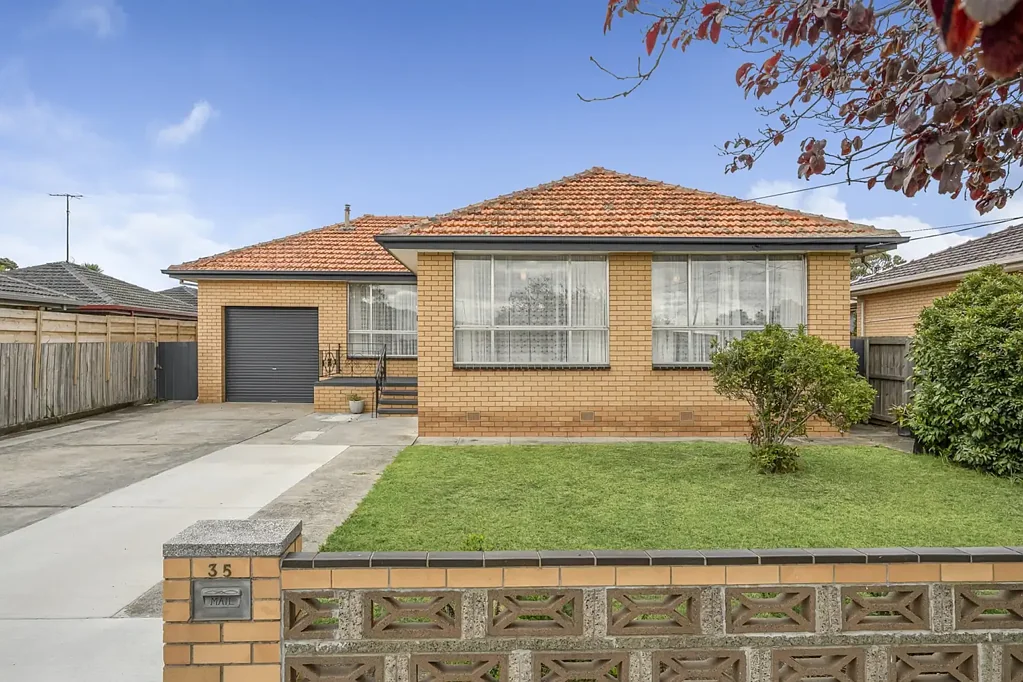 Neat and Spacious Home in Convenient Bell Park Location.
