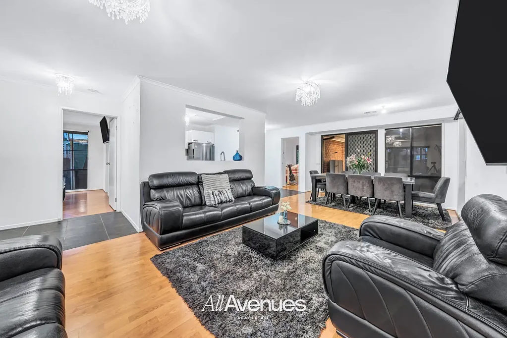 Hampton Park 4Moenga Renovated Family Home With Granny Flat For Extra Rental Income Potential!