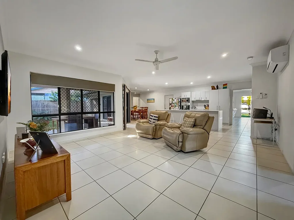 Wongaling Beach 5房  Spacious Family Living with Pool & Triple Garage – 1 Street from the Beach 🌴