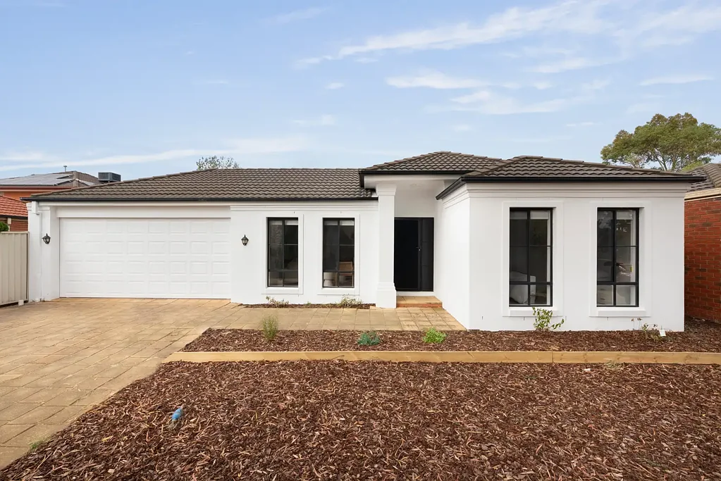 Caroline Springs 4 Bedroom Luxury Renovated Beauty in a Quiet Neighborhood
