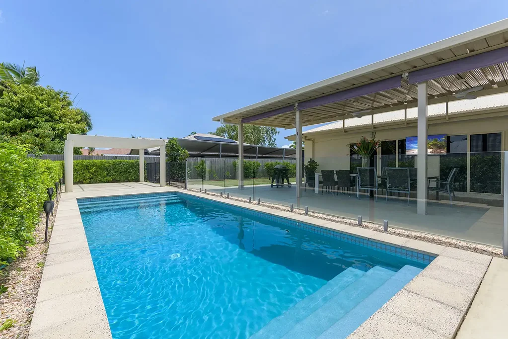 Port Douglas 4બેડરૂમ CONTEMPORARY LIVING WITH STUNNING POOLSIDE RETREAT/ENTERTAINMENT AREA