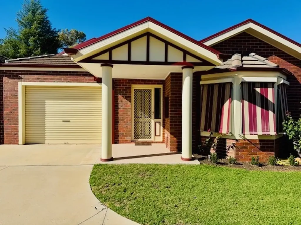 Fully Furnished Townhouse in Quiet Court Location – Gardening Included