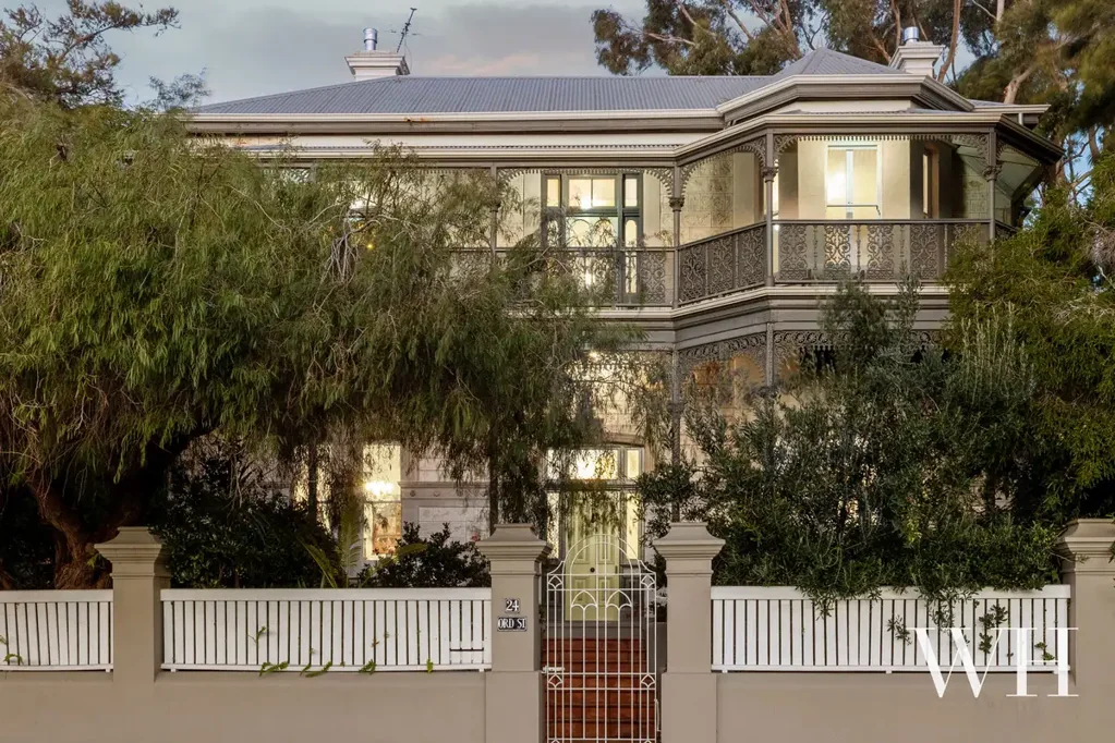 Fremantle 4 Bedroom Grand Hilltop Residence with Breathtaking Panoramic Outlooks