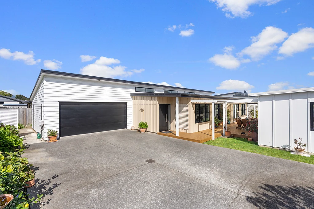 Otaki 3 Slaapkamer Exceptional Home + Studio in Sought-After Location