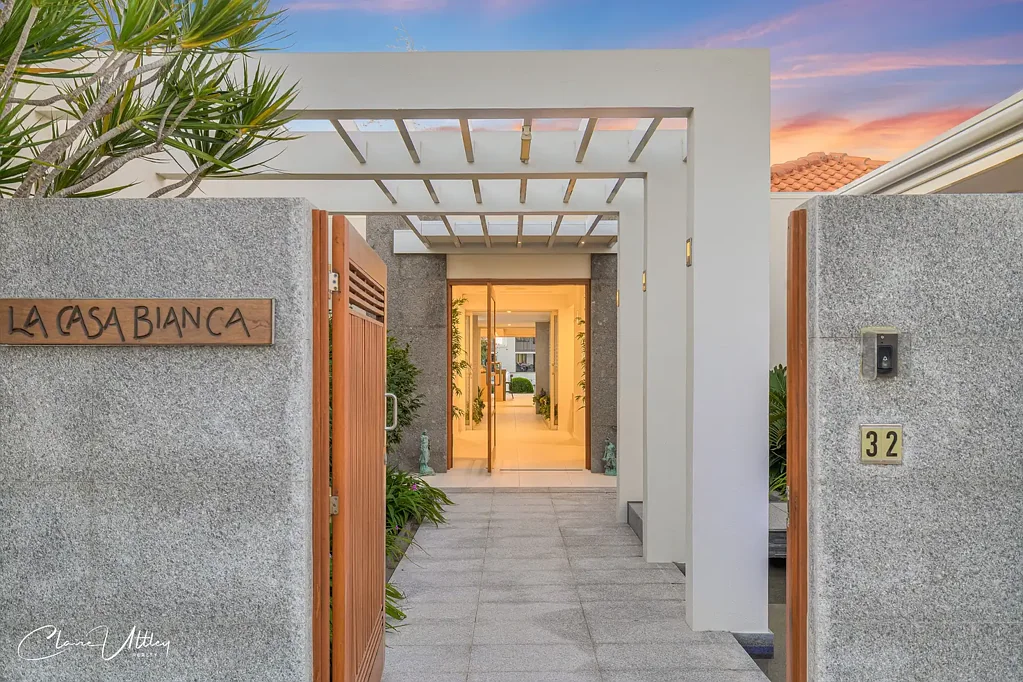Banksia Beach 4房  La Casa Bianca 一座受豪华度假生活方式启发的建筑设计滨水杰作  La Casa Bianca | A Rare Waterfront Masterpiece