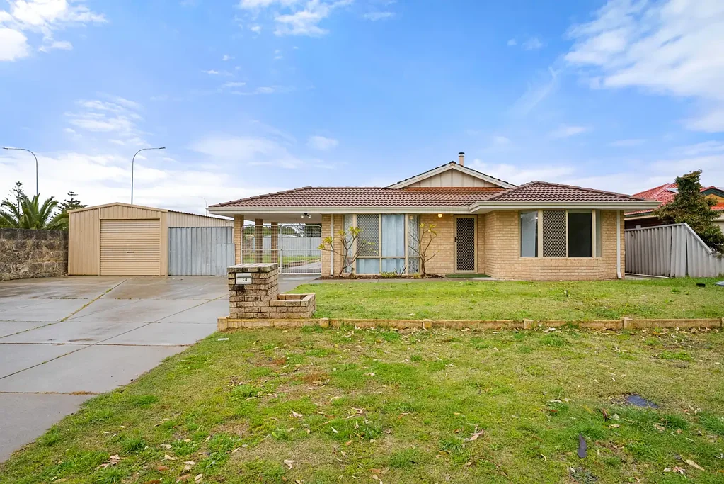 Port Kennedy 3 Bedroom Parkside living with workshop and drive-through access.