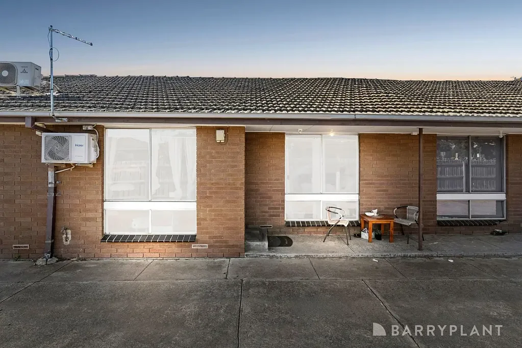Werribee 2Zimmer A Smart Start or Savvy Investment Opposite the Station