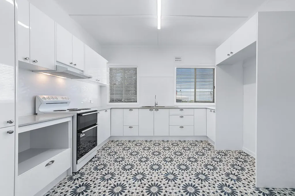 RENOVATED TWO-BEDROOM UNIT WITH TWEED RIVER VIEWS - AVAILABLE NOW