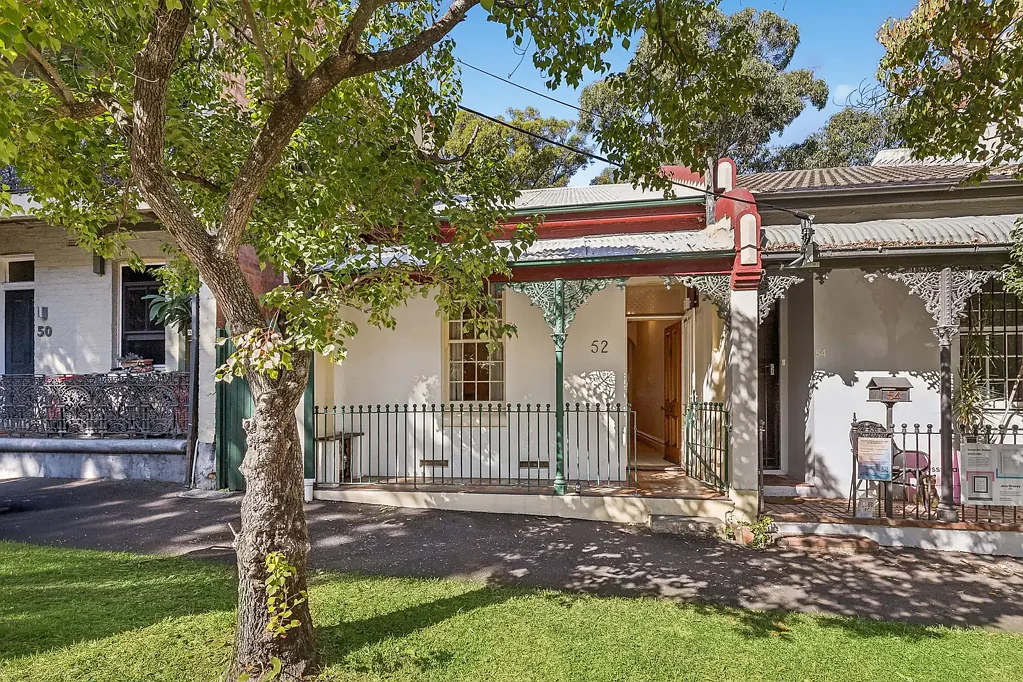 Rozelle 2房 城市景观视野 私密Rozelle公园 宽敞起居区 豪华厨房 宁静庭院 步行生活便利 Charming semi of extraordinary lifestyle appeal