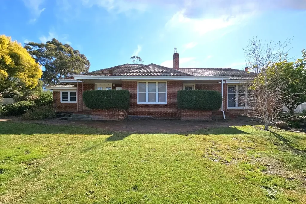 Katanning 3 Bedroom Spacious Family Home on a Large Corner Block