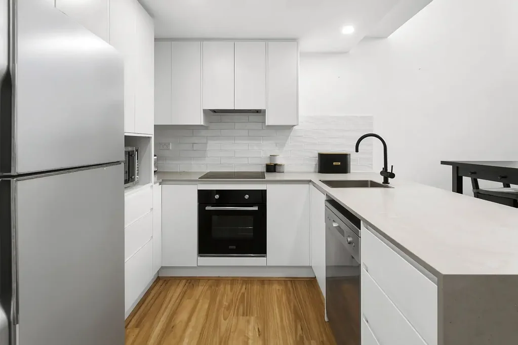 Dee Why 2Zimmer Immaculate split-level courtyard apartment in a convenient Dee Why location
