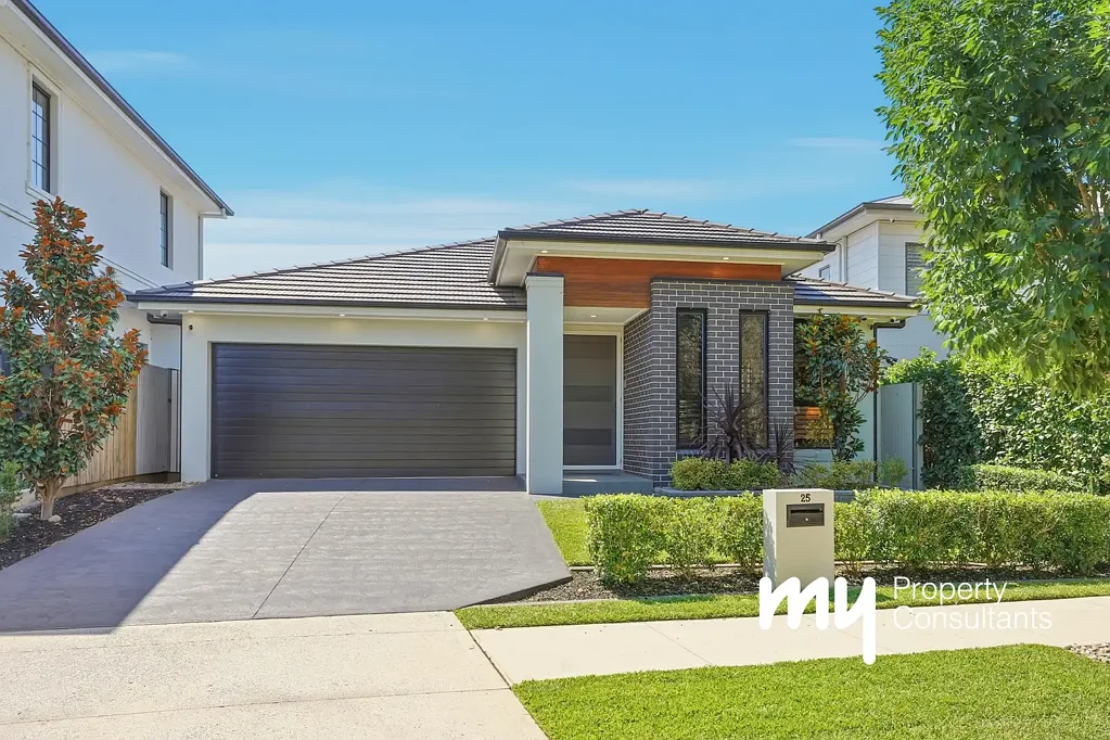 25 Seville Circuit, Gledswood Hills, NSW 2557