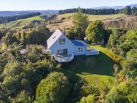 Pohangina 3房  Charming bush retreat with stunning views