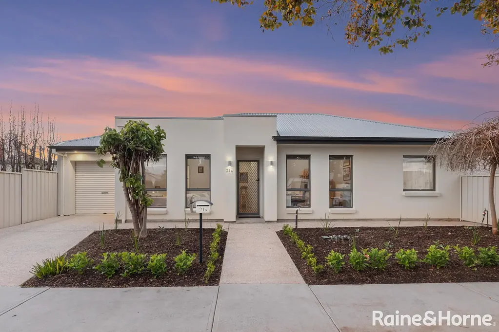 North Plympton 3બેડરૂમ Stunning Quality Built Low Maintenance Home In This Sought After Location!!
