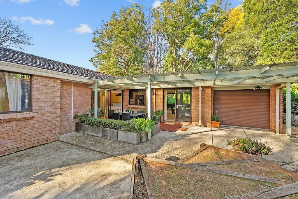 Pennant Hills 4房 宁静水景单层  四卧套内主卧  开放式燃气厨  三车位街外  学区便捷通达  太阳能空调 Central convenience with family comfort at heart