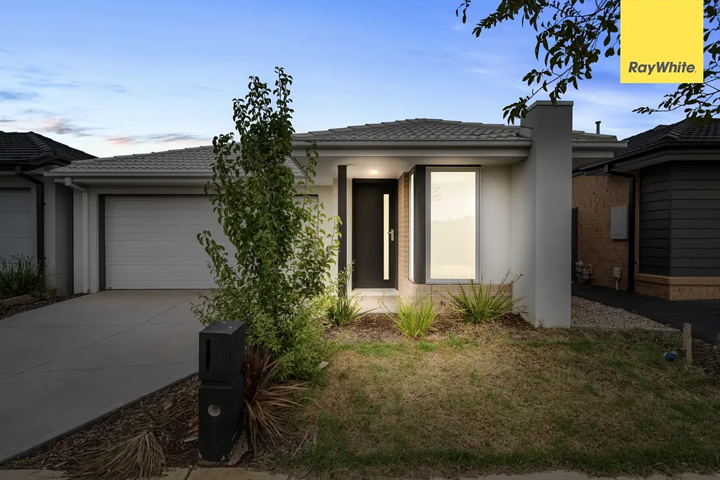 Beautiful Family Home in Prime Weir Views Location