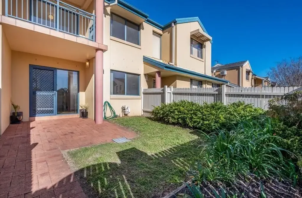 TOWNHOUSE IN PRIME LOCATION!