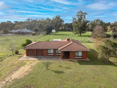 Benalla 4Habitaciones 4 BEDROOM BRICK HOME ON 6.3 ACRES IN TOWN