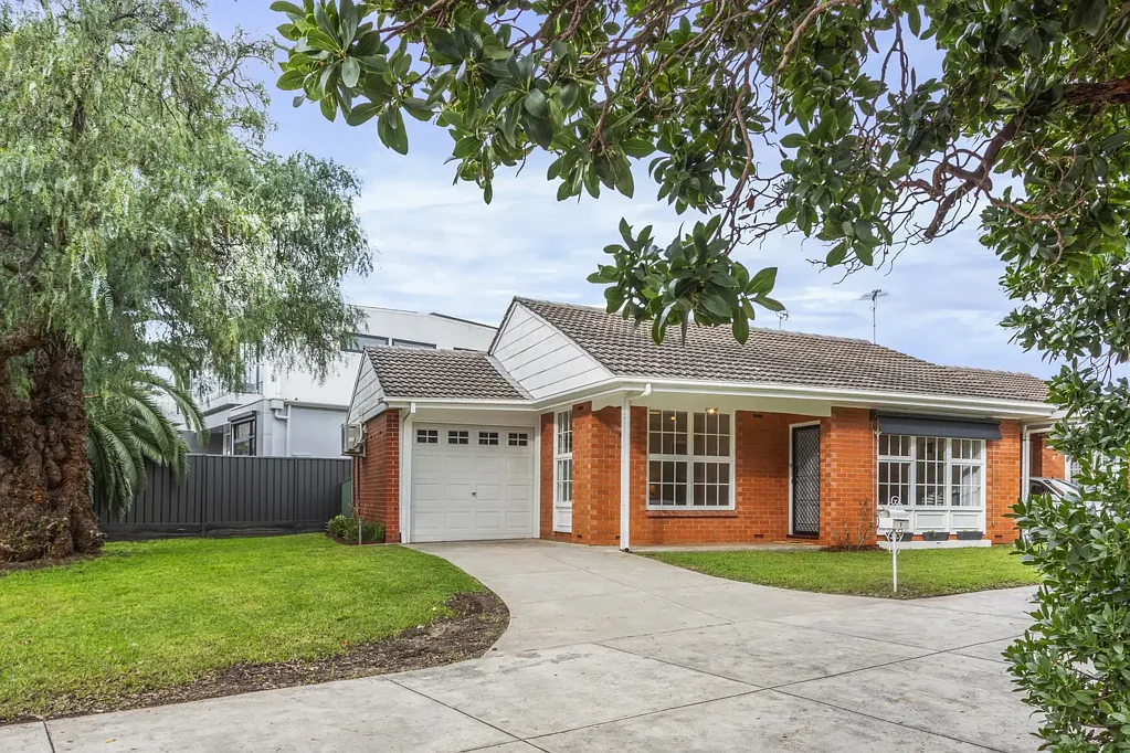 Torrens Park 2 Slaapkamer Charming Colonial-Style Homette with Exceptional Garden Space