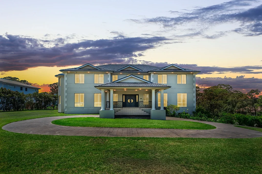 Denham Court 6 Bedroom Exquisite 1-Hectare Estate: Luxurious Family Home in Denham Court!