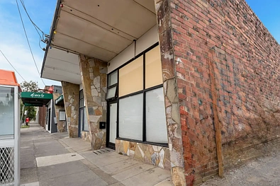 Coburg North 1 Slaapkamer Rare Freehold Opportunity | Boutique Commercial Strip