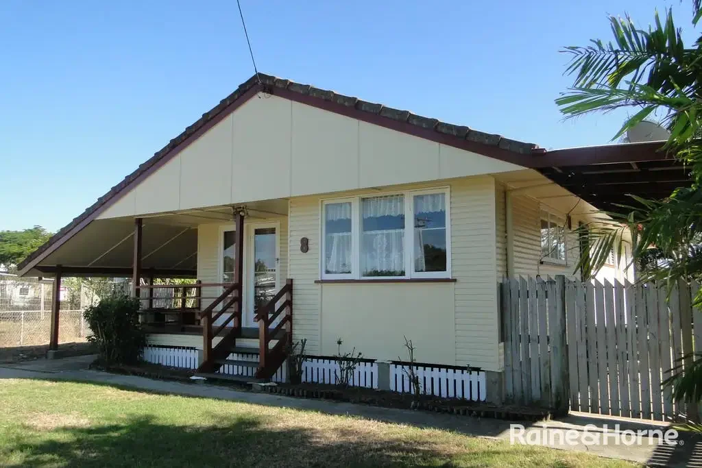 SHORT WALK TO BEACH  - 3 BEDROOM HOME WITH FENCED YARD