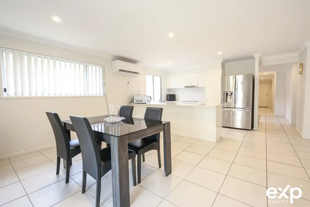 Logan Reserve 4房 2023年全新住宅 宽敞双车位 garage 内部通道 洗衣区带水槽 明亮现代设计 主卧带步入式衣帽间 步行可达学校公园 Modern Family Home in Prime Logan Reserve Location