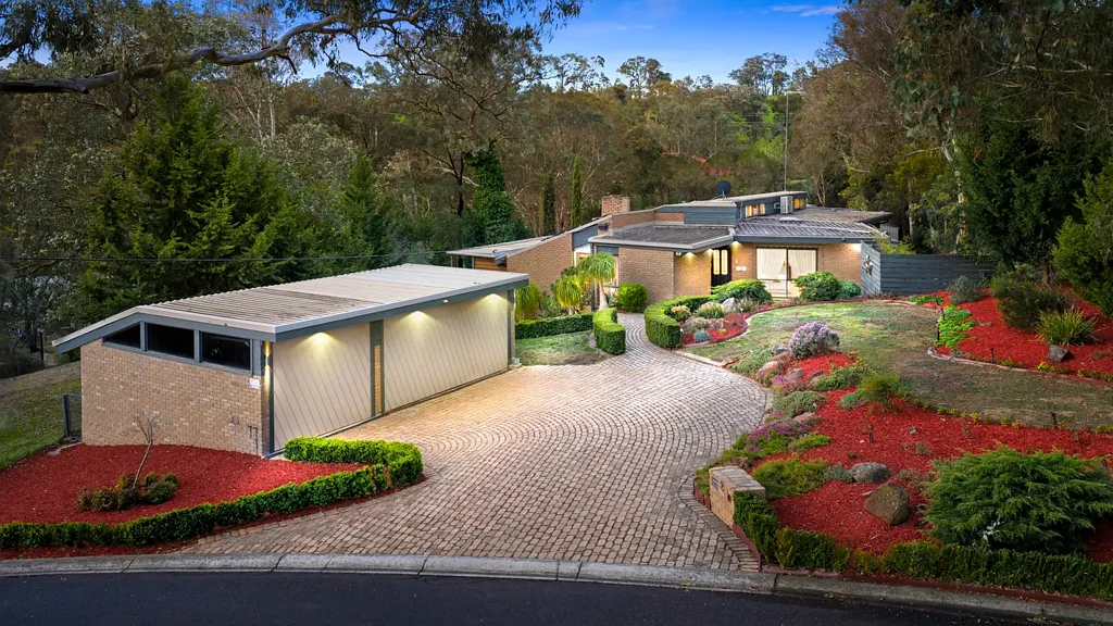 Eltham 4房 宁静庭院超3200sqm 私密花园四卧套房 娱乐天地下地按摩浴缸 宽敞储物空间 自然光线充沛 A Peaceful Family Sanctuary with Space, Warmth and Heart