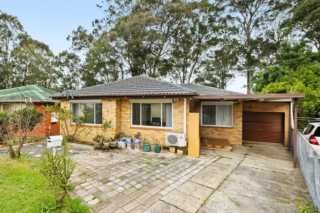 Cabramatta 5ਬੈੱਡਰੂਮ Tranquil Family Retreat with Exceptional Potential