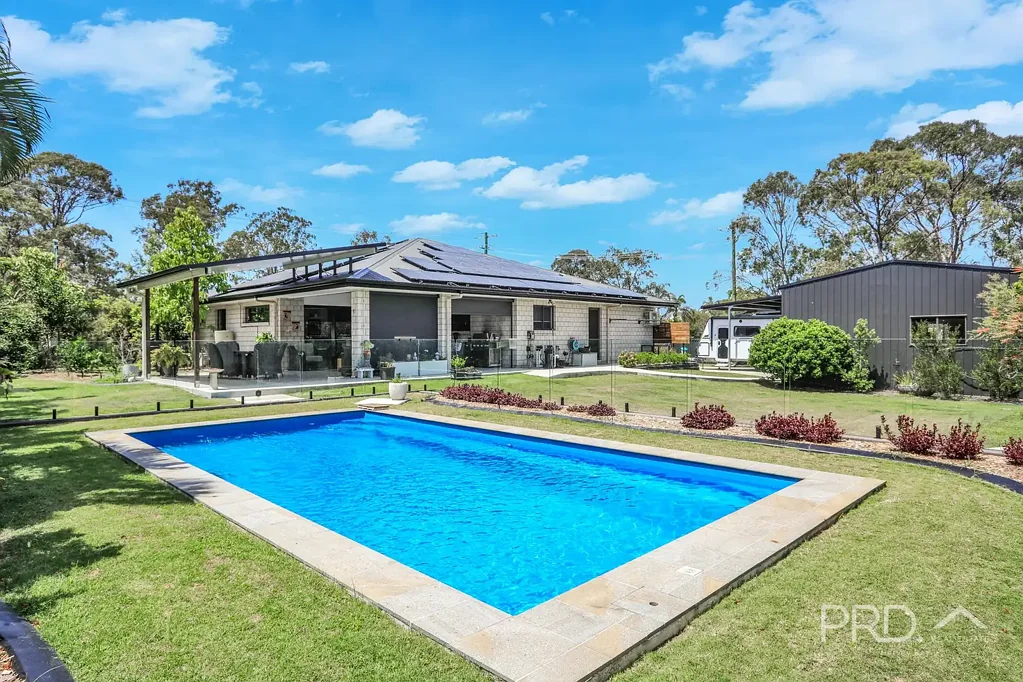 Urangan 4Habitaciones NEAR NEW HOME ON 1604 m2 - MASSIVE SHED - EASY SIDE VEHICLE ACCESS - SPARKLING INGROUND POOL - GREAT OUTDOOR LIVING - SELF SUFFICIENT SOLAR POWER