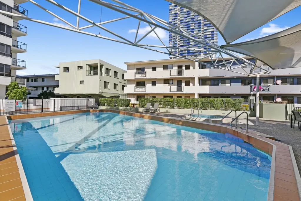 FULLY FURNISHED 2 BED AIR CON AND POOL
