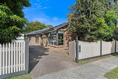 Frankston 4Kwarto Family Space, Character & Poolside Living