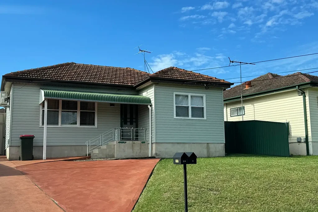 Great House, Great Location!