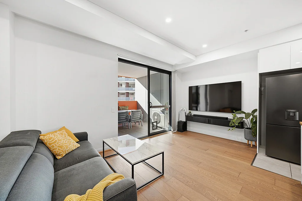 Homebush 2房 宽敞北向起居区 木地板铺设 现代石材厨房 安全停车位 便利交通枢纽 Spacious Contemporary Apartment with Study in the Heart of Homebush