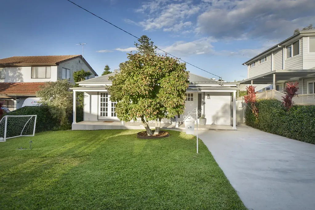 Caringbah 4ਬੈੱਡਰੂਮ Hamptons-Inspired Family Retreat with Contemporary Flair