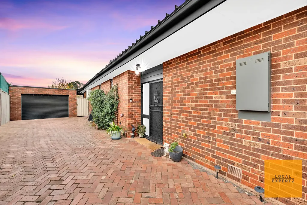 Melton South 4chambre SEMI RENOVATED GEM IN THE HEART OF MELTON SOUTH!