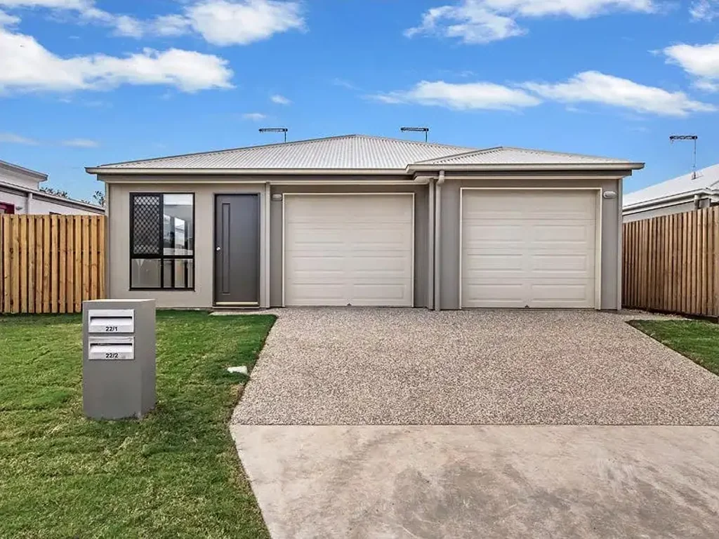 LOW MAINTENANCE & SPACIOUS 2 BEDROOM HOME WITH AIR CON!