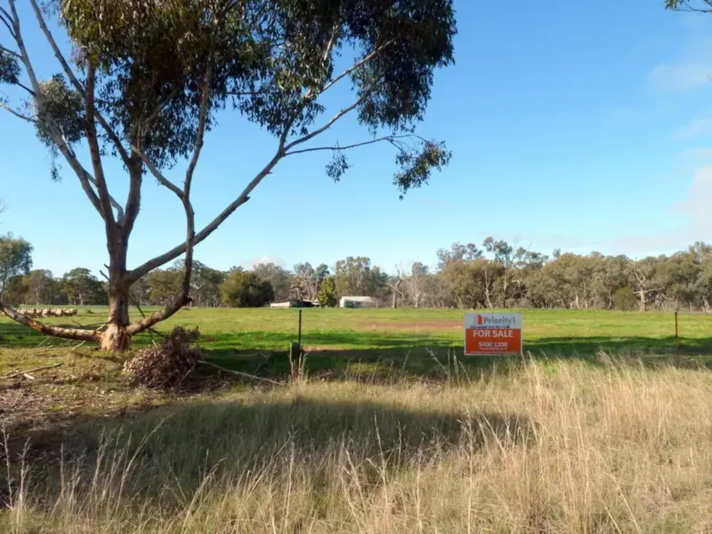 Charlton 3 ACRES IN A PRIME POSITION, RUN A FEW SHEEP, CAMP OR JUST ENJOY!