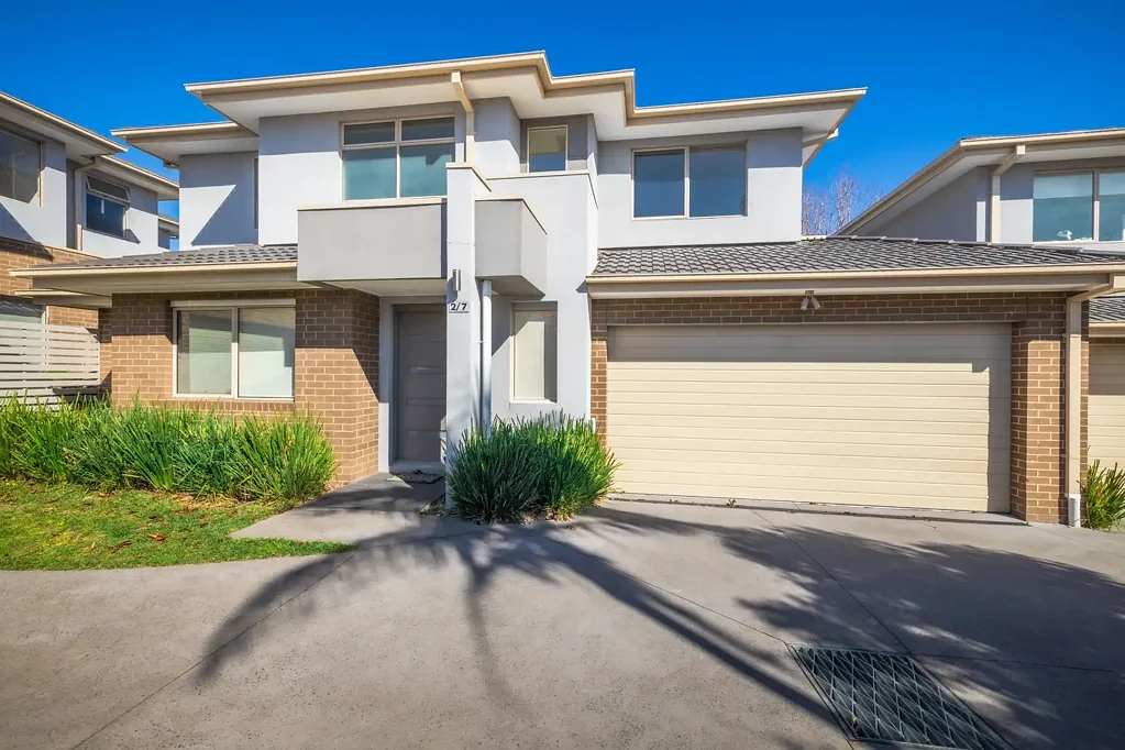 AS NEW  SPACIOUS TOWN RESIDENCE IN COURT LOCATION CENTRAL OAKLEIGH
