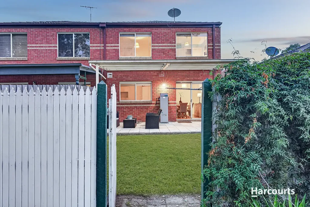 Burwood East 3房 保护区景观 私密主卧套间 浴室共享布局 家庭友好厨房 环绕准备台面 木地板地暖 学区名校云集 Elite Residential Setting in Dual School Zones